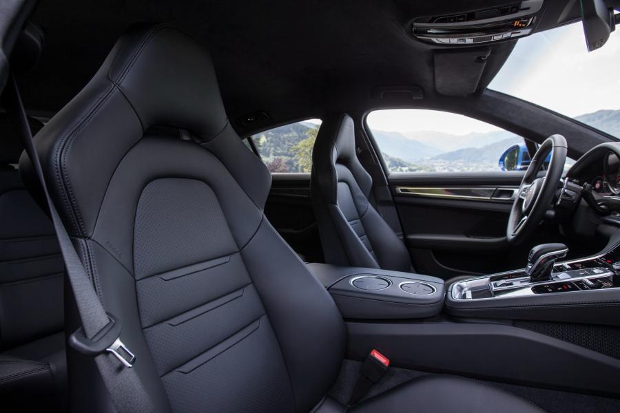 Интерьер Porsche Panamera Turbo 2016 года  (фото 21 из 53)